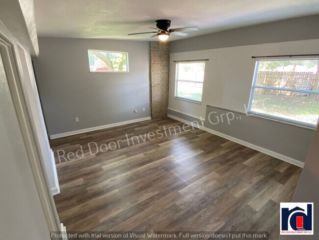 Building Photo - Michigan Ave Duplex
