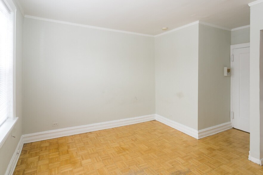 Building Photo - 653 W Belmont Ave