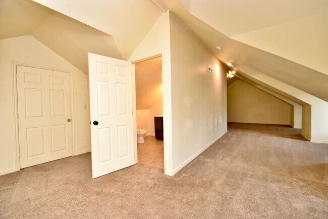 Building Photo - Spacious 5 Bedroom 3 Bathroom Home in Sandy!