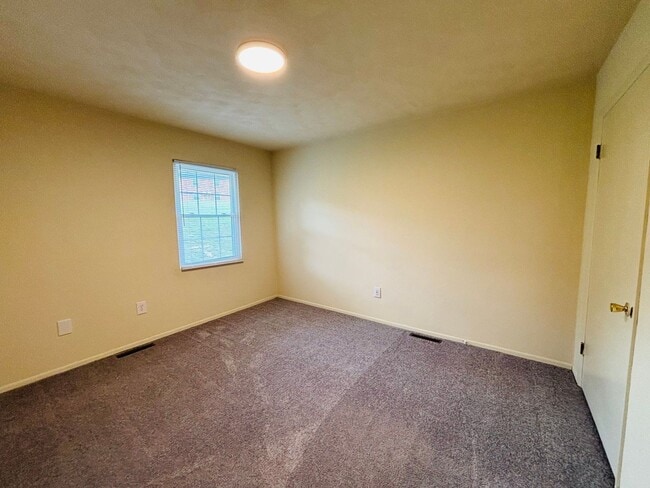 Building Photo - 2 Bedroom, 1.5 Bath Townhouse