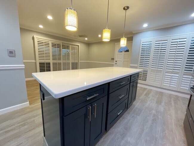 Building Photo - Waipio Gentry 2 bed, 1 bath, 2 parking wit...