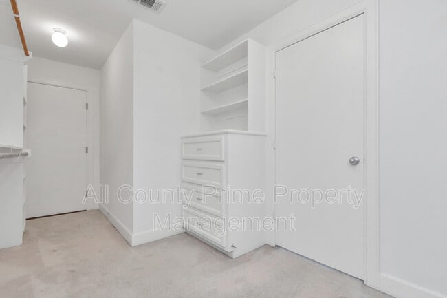 Building Photo - 3627 Main Plaza Dr