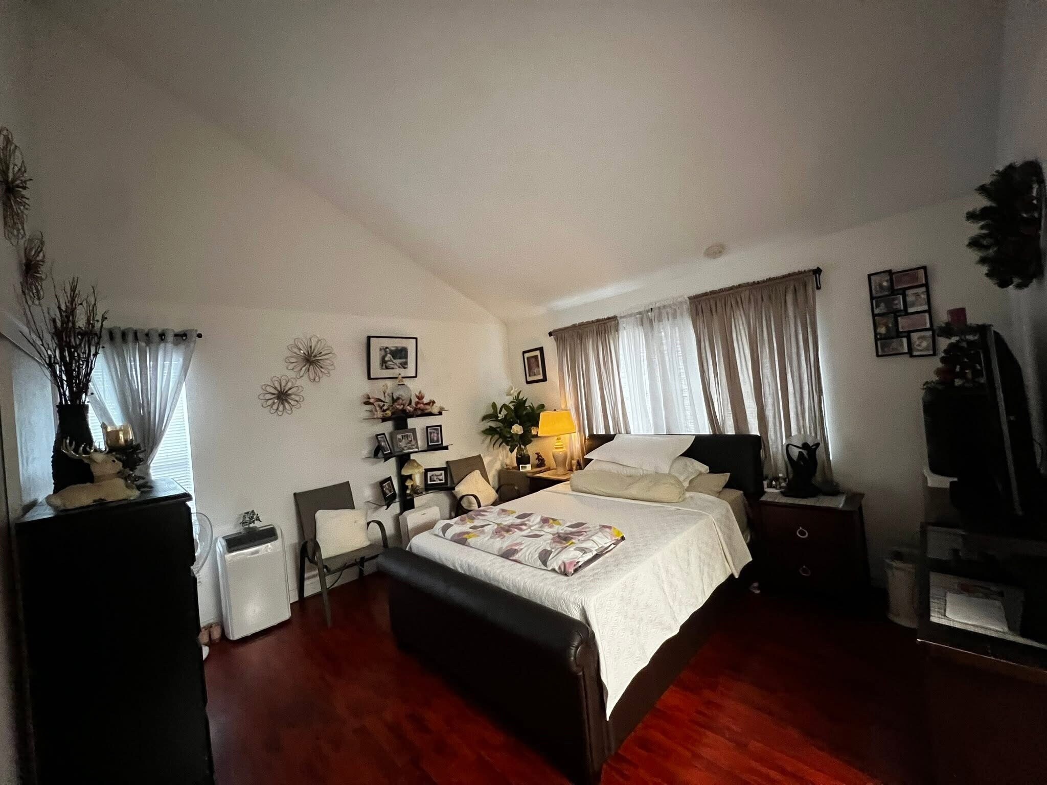 Bed 1 - 13191 Newland St
