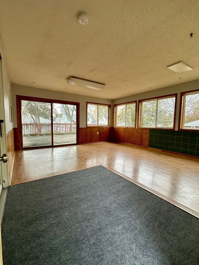 Building Photo - NE Rochester MN 4 Bedroom 2 Full Bathrooms...