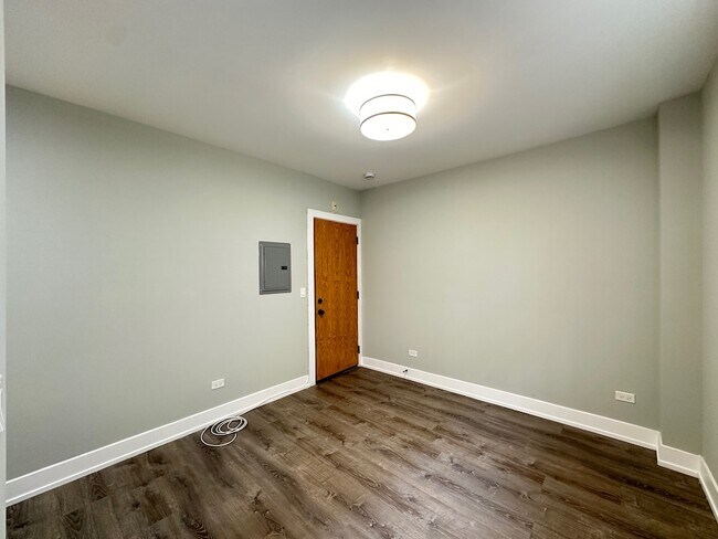 Building Photo - 510 W Belmont Ave