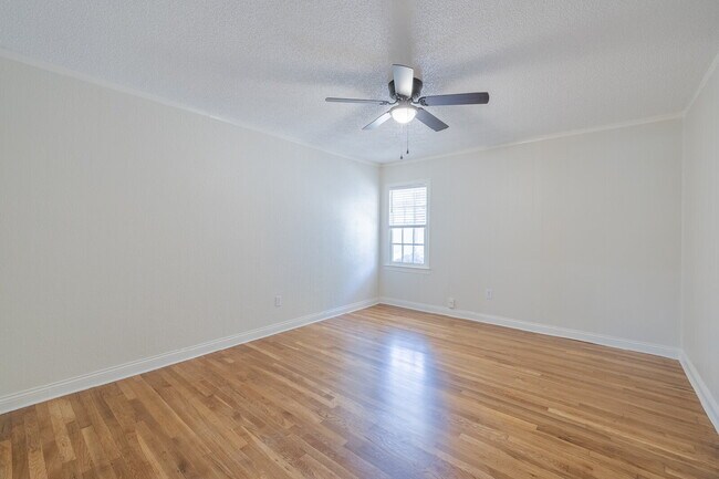 Building Photo - Beautiful Tech Terrace Home! Full of Chara...