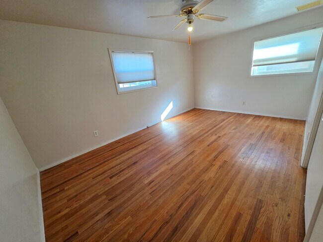 Building Photo - Spacious 3/4 bedroom, 2 bath home beautifu...