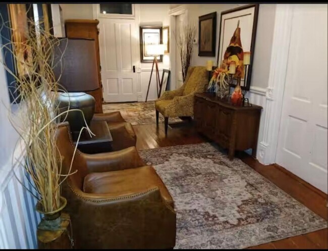 Building Photo - Charming 3BR House in Macon - Walk to Mercer Village and Tatnall Square Park!