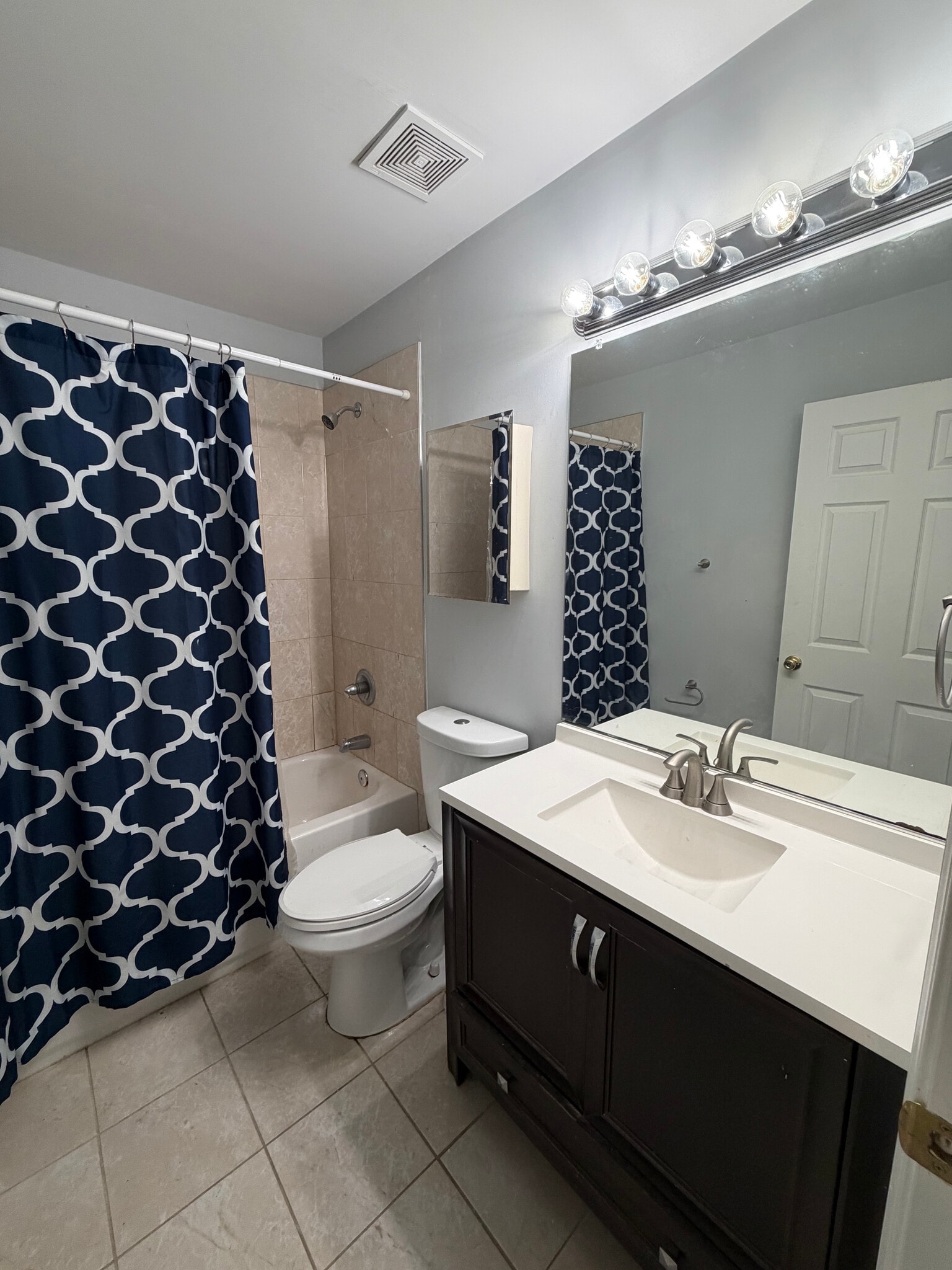 Full Bath 1 - 139 W Hamburg St