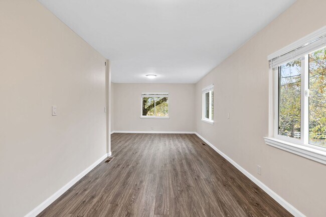 Building Photo - 3-Bed, 3-Bath Home with Spacious Layout and Vineyard Views