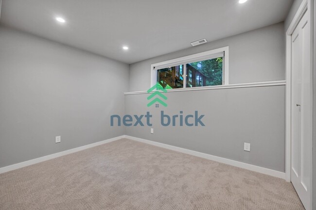 Building Photo - Welcome to this beautifully located 4-bedroom, 2-bath