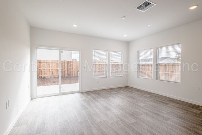 Building Photo - 4 Bedroom/2 Bath Home with Paid Solar in the Southwest - $2650 Per Month!