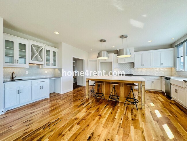 Building Photo - Exceptional Olathe Home in the Cedar Creek Subdivision w/ Wood Floors and a Finished Basment!