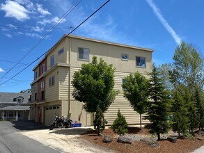 Building Photo - 4 Bed/3 Bath Townhome in NW Bend - Newport Ave