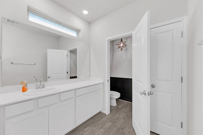 Building Photo - 101 Mountain Valley St