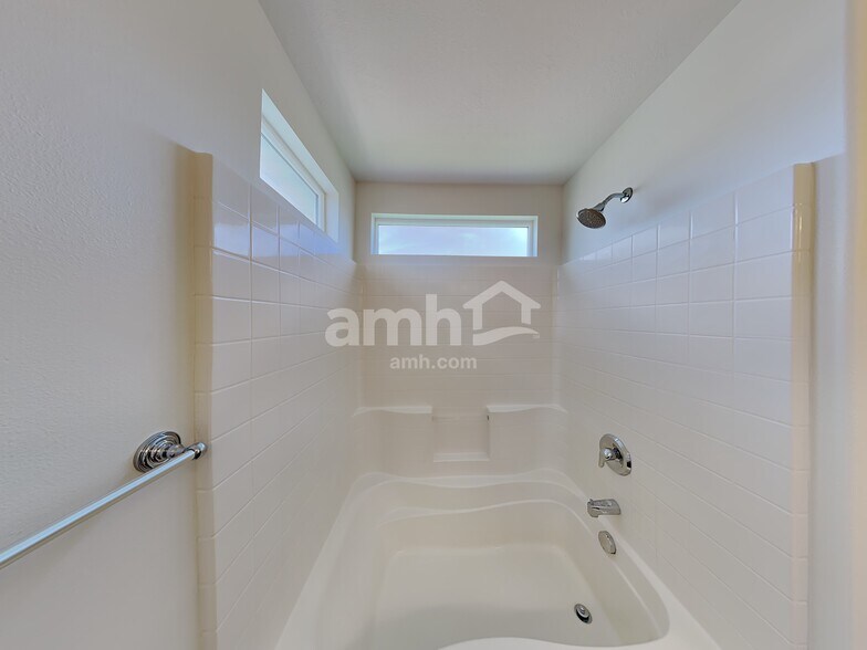Building Photo - 2075 Ficus Way