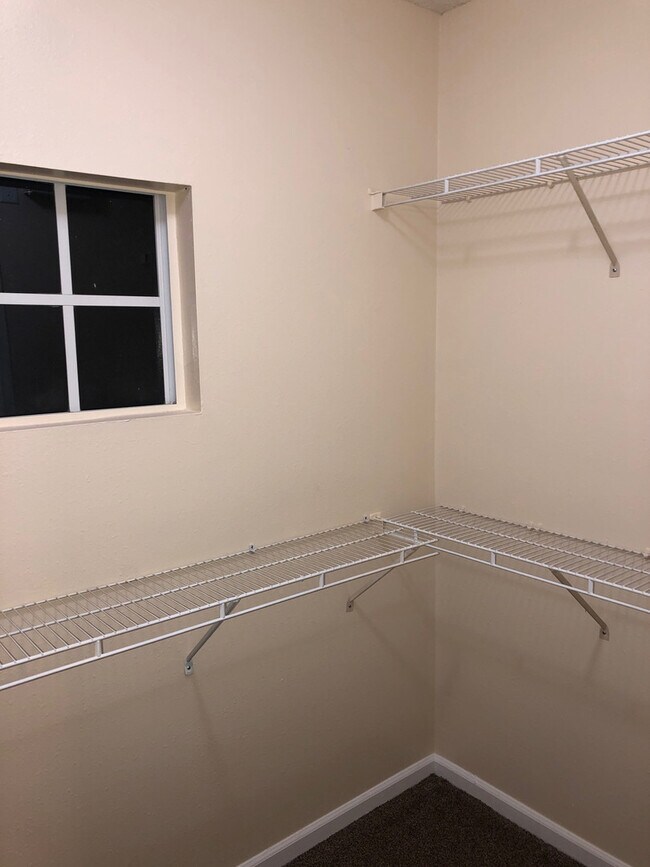 Building Photo - 1/1 lake and pool view with 1 car detached...