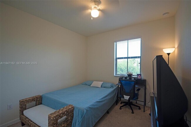 Building Photo - 532 SE 34th Terrace