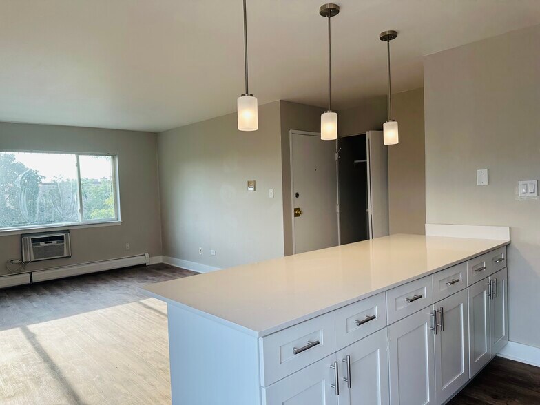 Building Photo - 406 Inland Dr