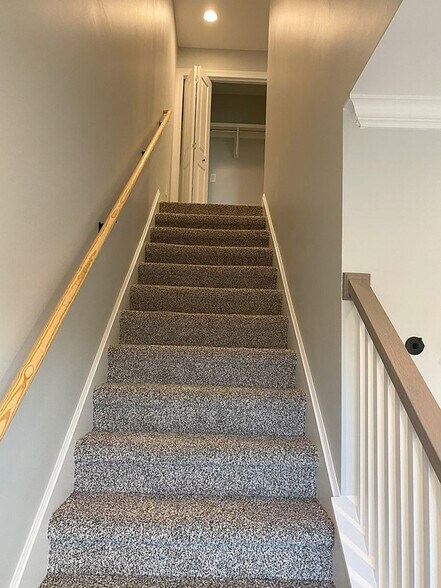 Building Photo - 102 Maple Vw Dr