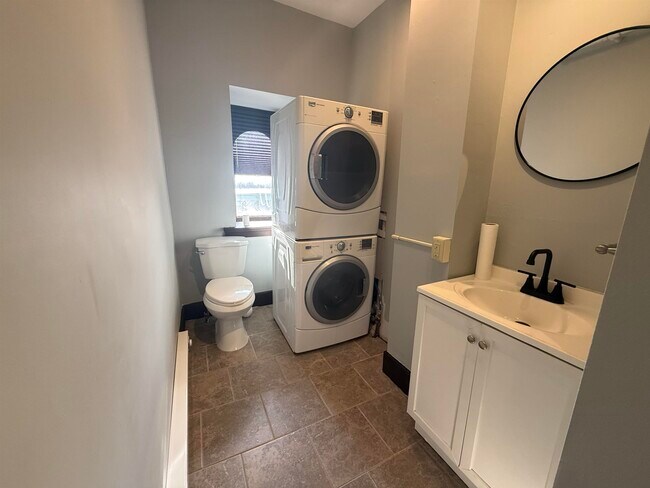 Building Photo - 79 Pine St