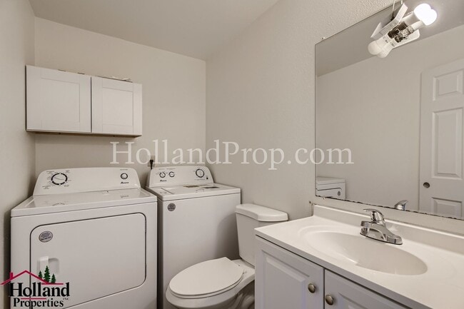 Building Photo - COming Soon! Charming & Convenient Living in Southeast Portland!