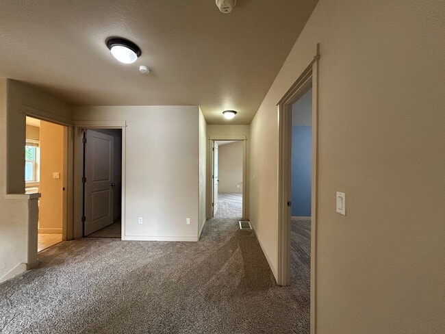 Building Photo - Spacious 4 Bed, 2.5 Bath Home!