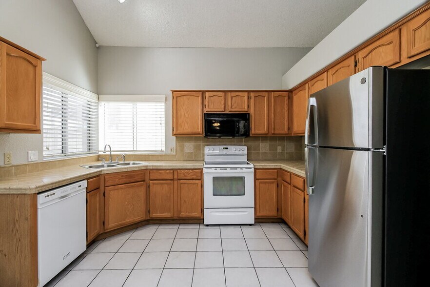 Building Photo - 441 S Maple