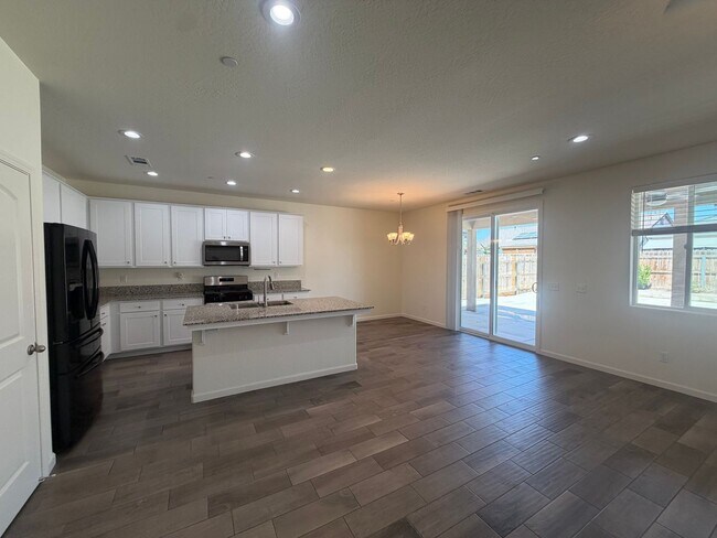 Building Photo - 2042 Sherbrook Ave