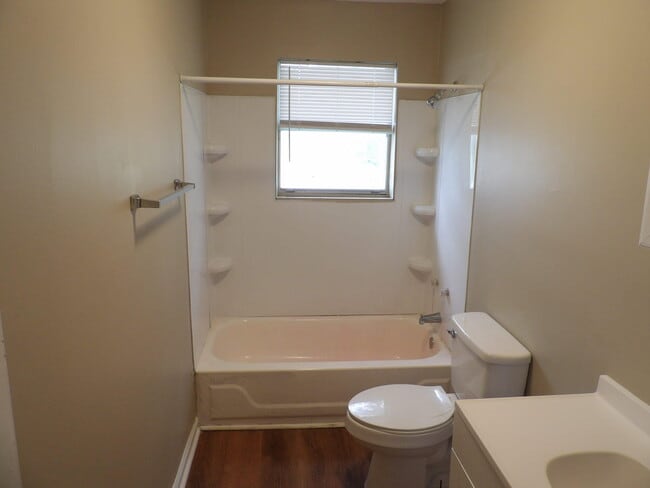 Building Photo - 468 Schenkel Ln