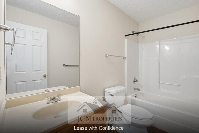 Building Photo - 700 Cottonwood Dr