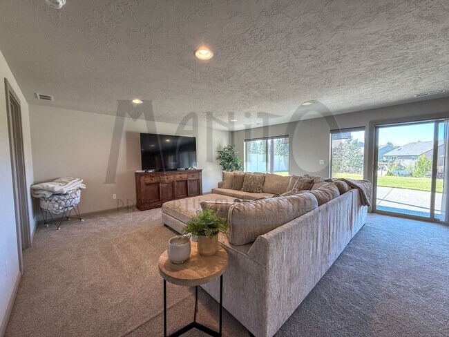 Building Photo - Spacious Eagle Ridge Home