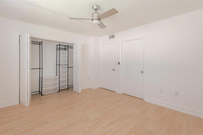 Building Photo - 9481 Palm Cir