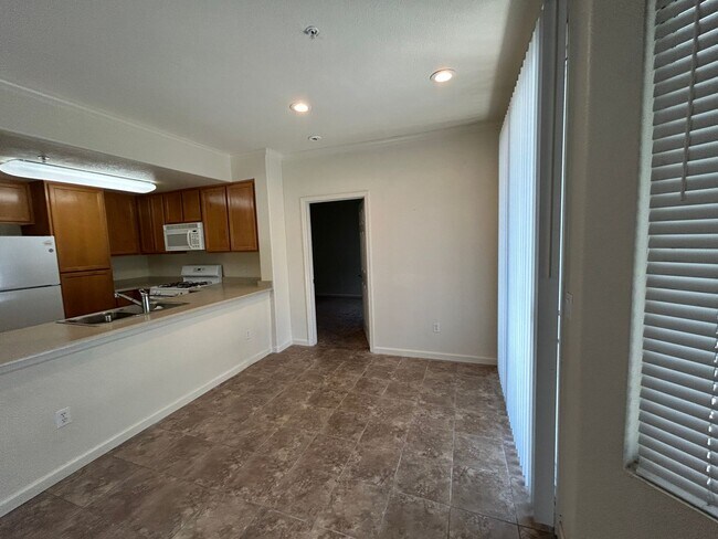 Building Photo - Adorable Condo in Gated Community