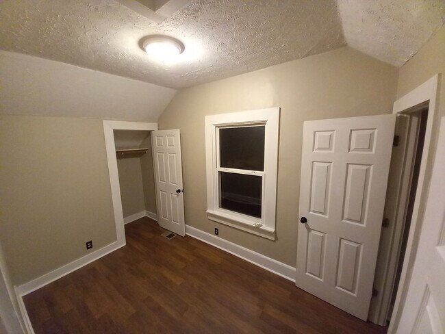 Building Photo - Duplex...3 Bedroom 1 Bath