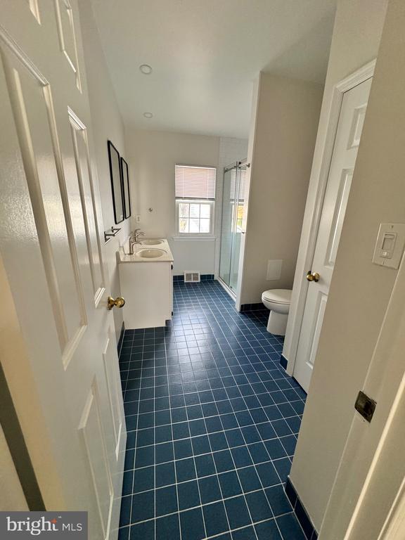 Building Photo - 692 Danbury Ct