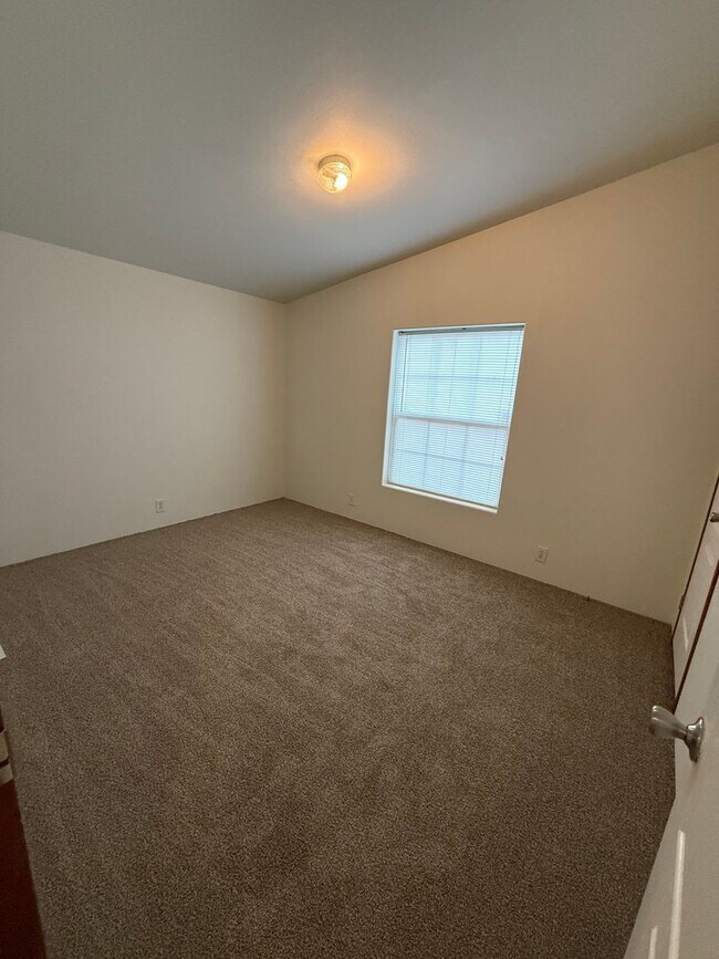 Building Photo - SPIRIT LAKE HOME (P#440)