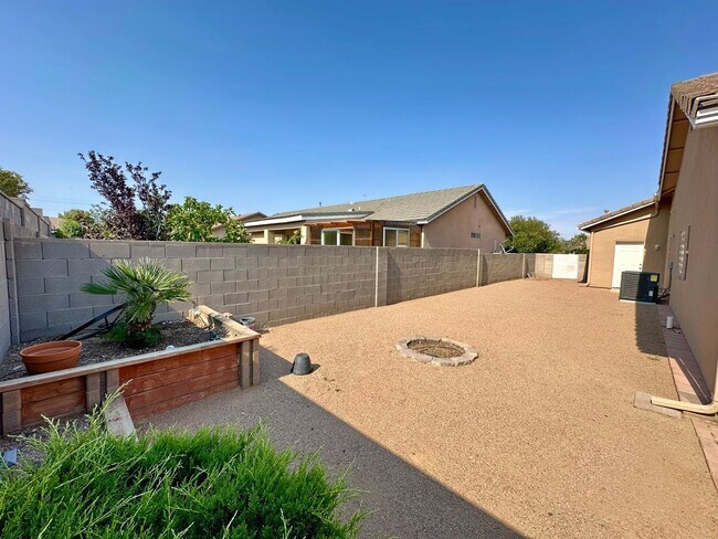 Building Photo - Beautiful 3 bedroom, 3 bathroom home with ...
