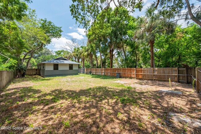 Building Photo - 1919 Poinsetta Blvd