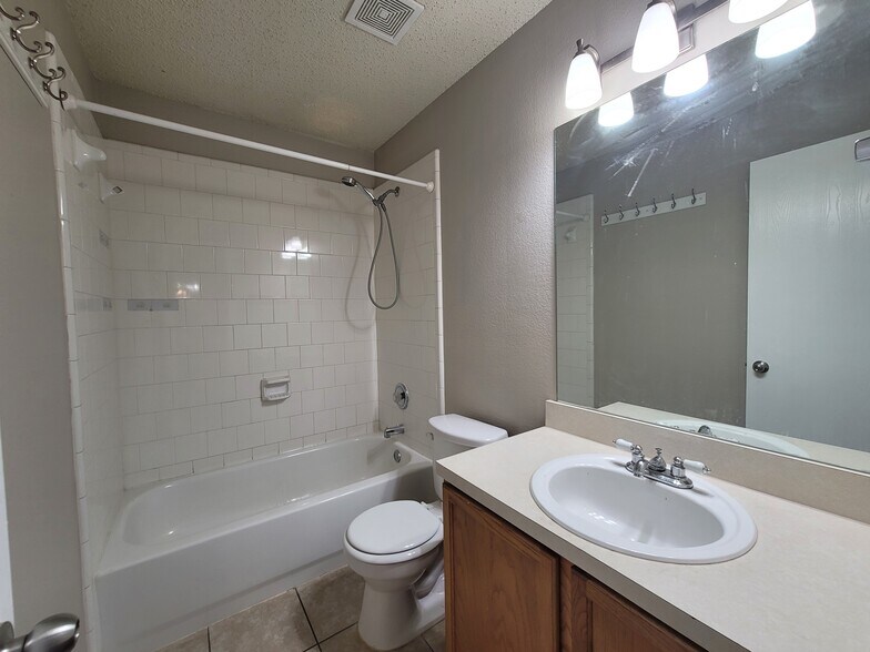 Building Photo - 4203 Falcon Dr