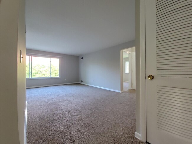 Building Photo - 22121 River Oaks Dr