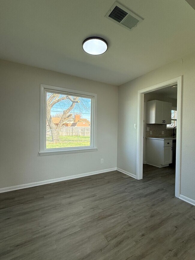 Building Photo - Bright & Clean 3 Bedroom 2 Bath