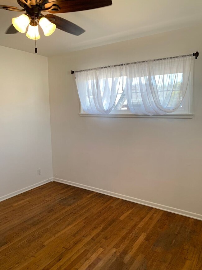 Building Photo - Spacious 3+3 Single Story Home w/ office -...