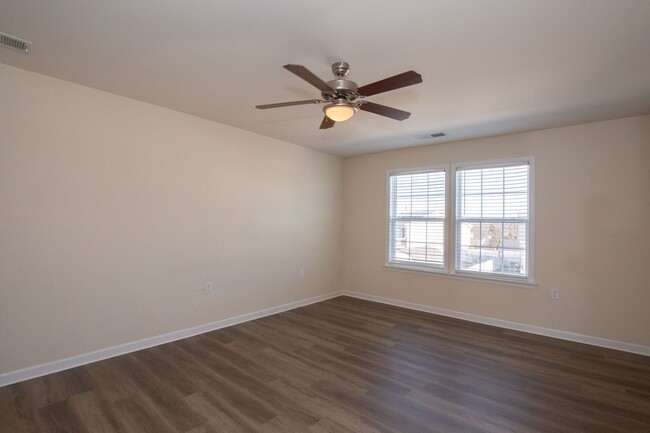 Building Photo - 3 bed, 2full/2 half bath Townhome in Marti...