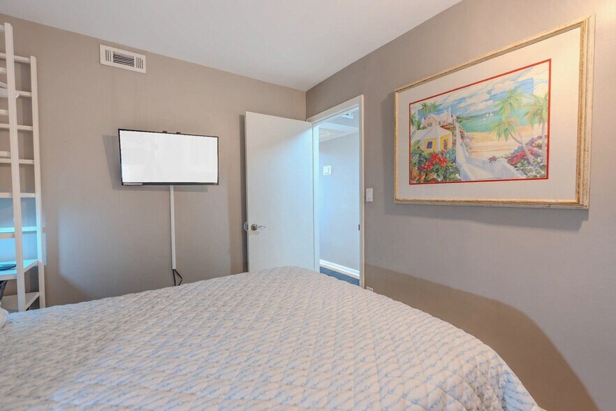 Building Photo - 4 N Forest Beach Dr