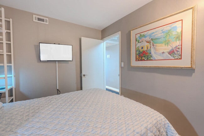 Building Photo - 4 N Forest Beach Dr