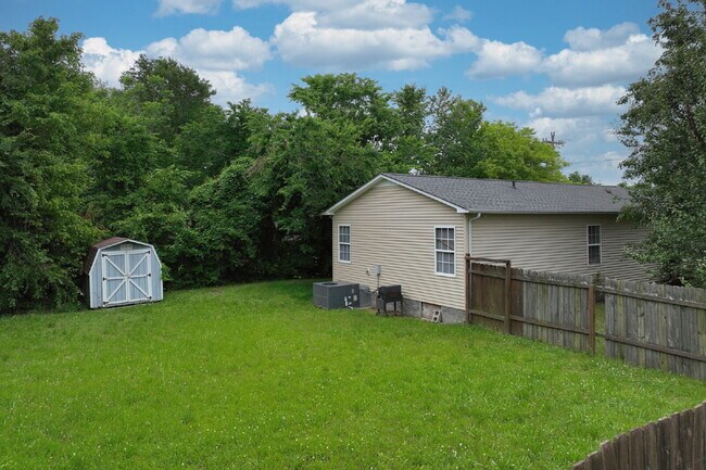 Building Photo - Springfield Gem! 3BR/2BA with Big Yard, St...