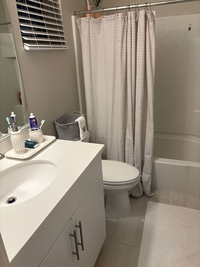 Building Photo - Modern 2-Bedroom Condo Near Downtown Sacra...