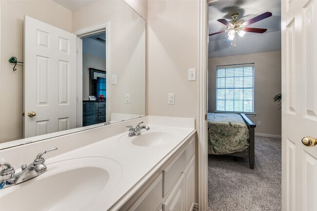 Building Photo - 928 Hidden Hollow Ct