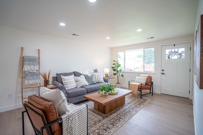 Building Photo - Charming Fully Remodeled 2 Bedroom, 1 Bath Duplex